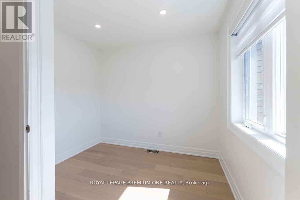 












286 WATERLOO AVENUE

,
Toronto,




Ontario
M3H3Z8

