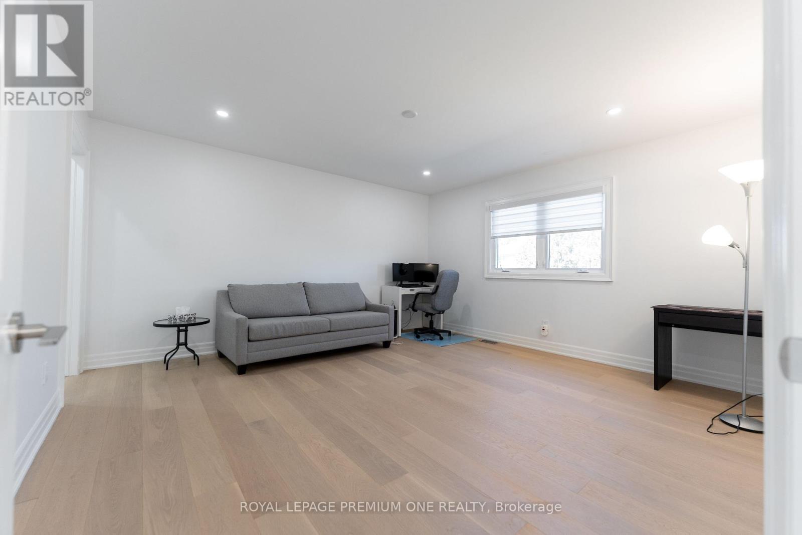 












286 WATERLOO AVENUE

,
Toronto,




Ontario
M3H3Z8

