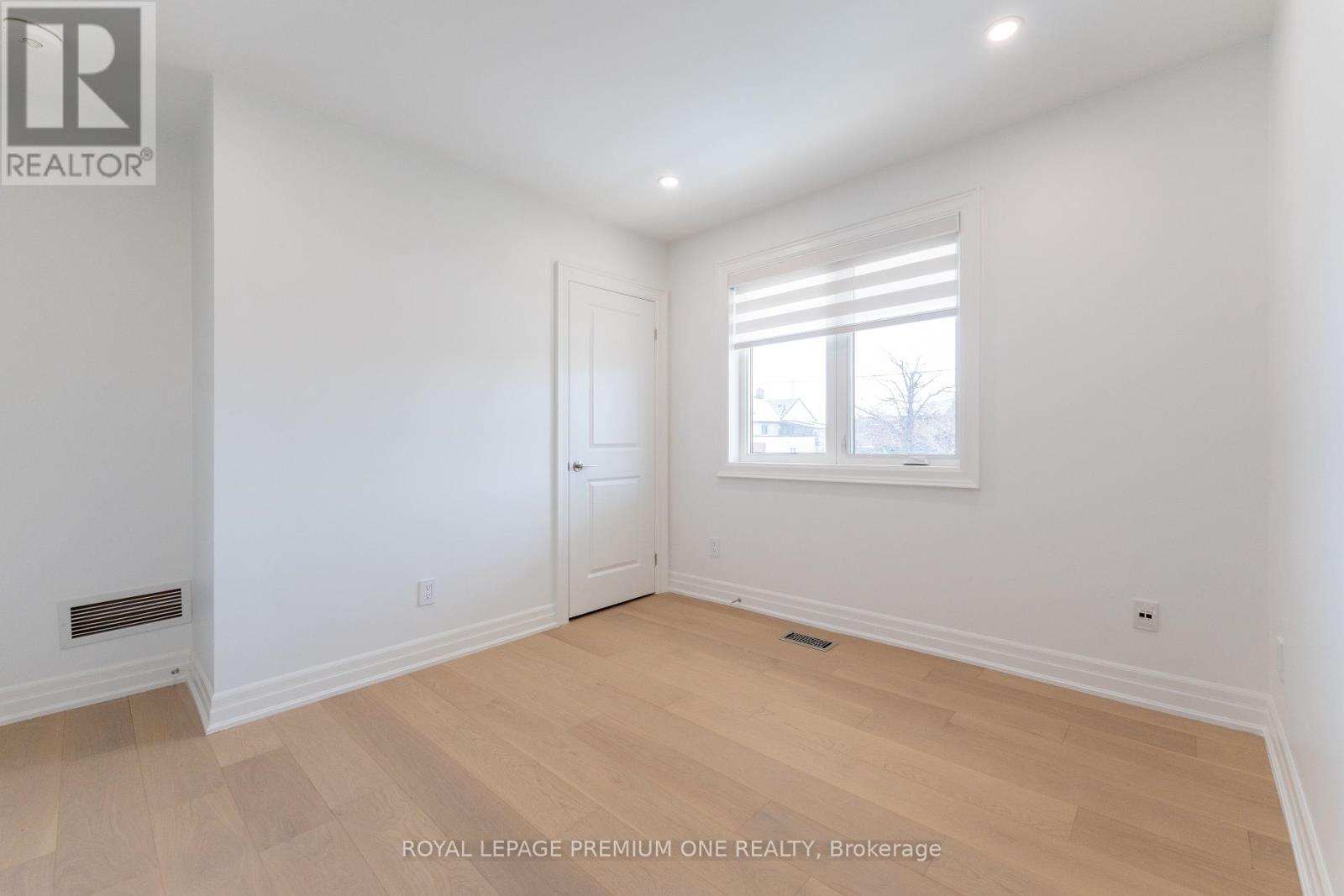 












286 WATERLOO AVENUE

,
Toronto,




Ontario
M3H3Z8


