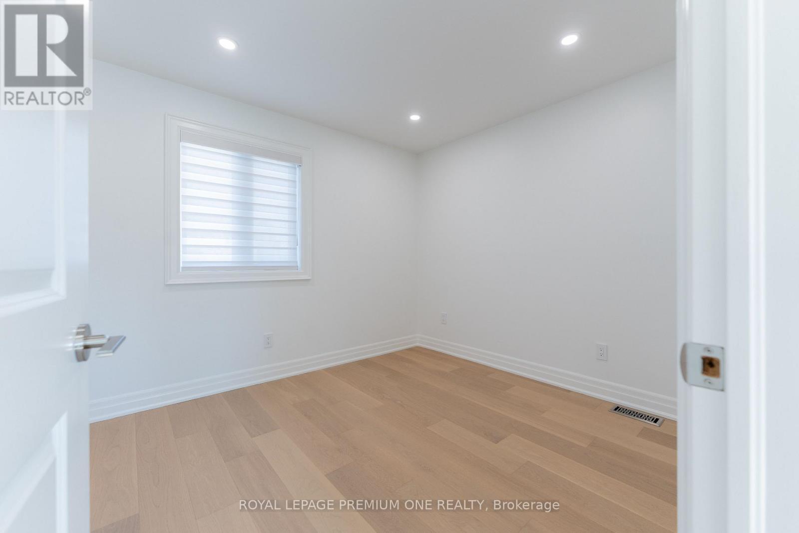 












286 WATERLOO AVENUE

,
Toronto,




Ontario
M3H3Z8

