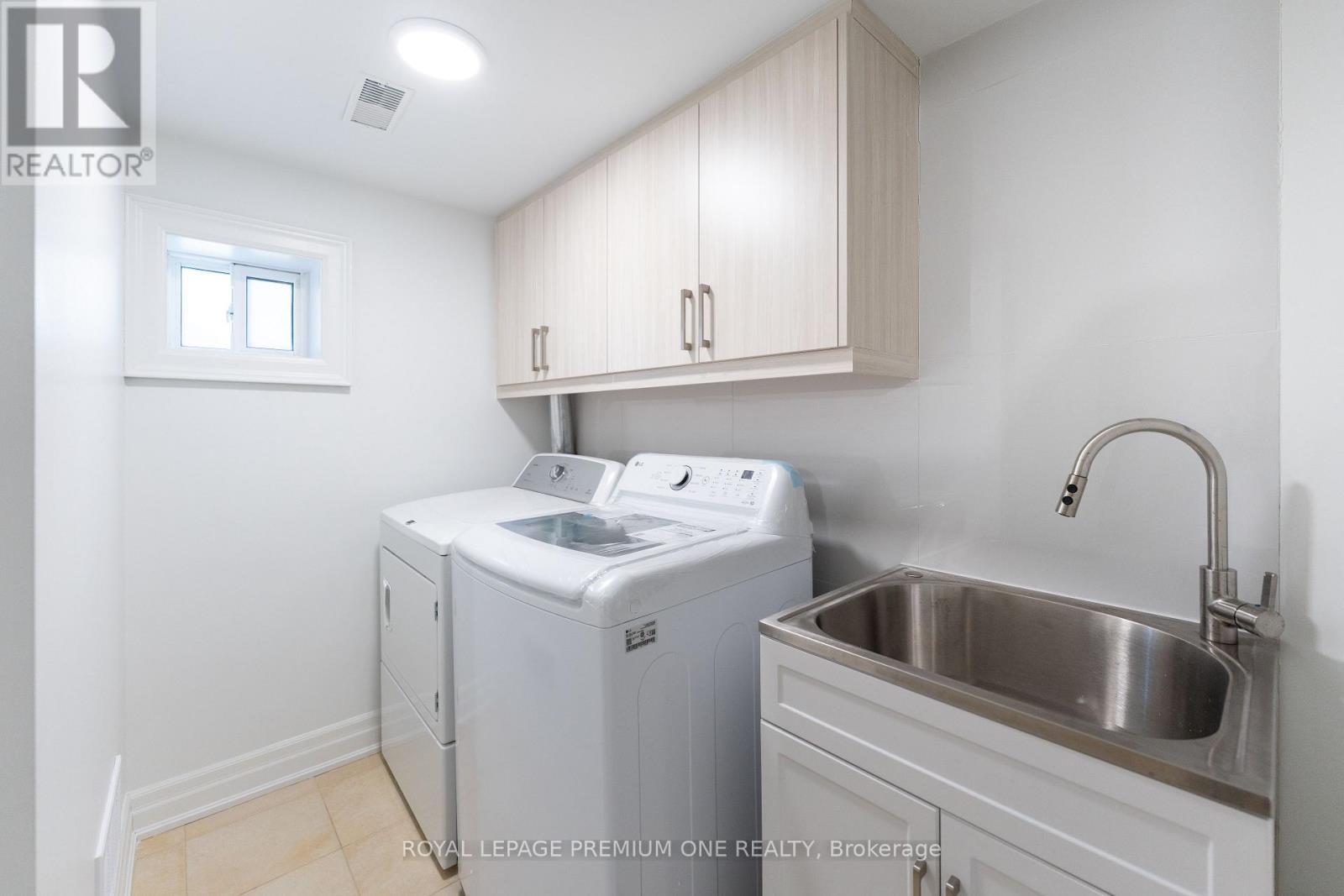 












286 WATERLOO AVENUE

,
Toronto,




Ontario
M3H3Z8

