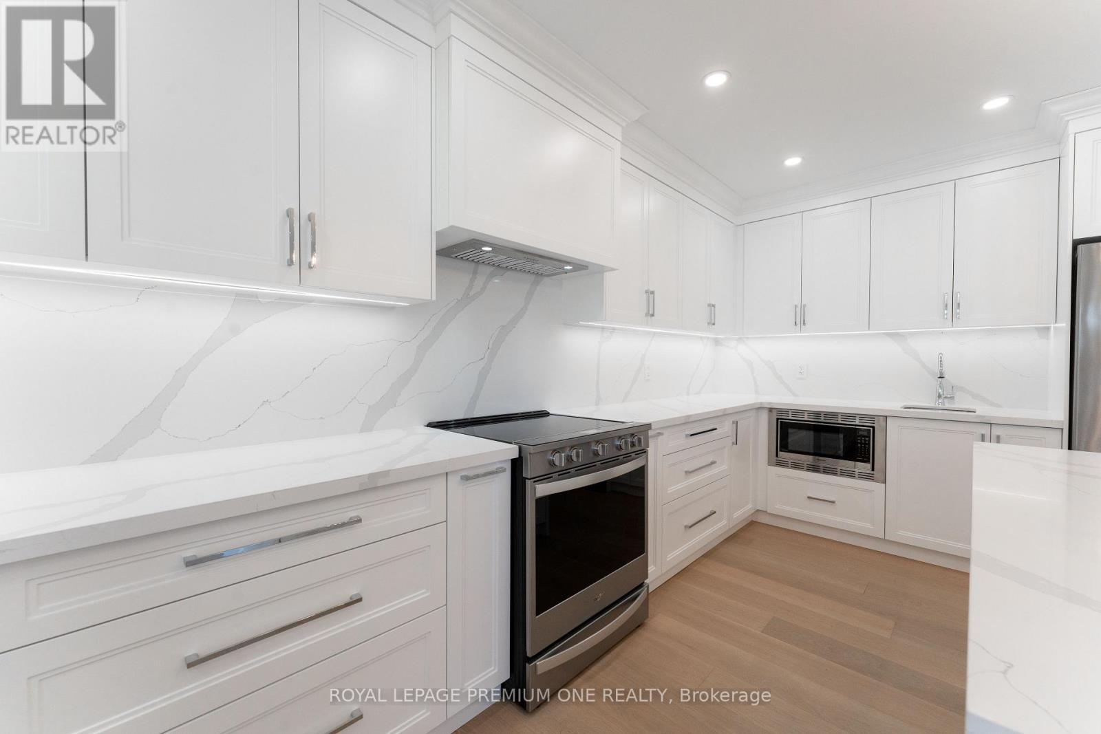 












286 WATERLOO AVENUE

,
Toronto,




Ontario
M3H3Z8

