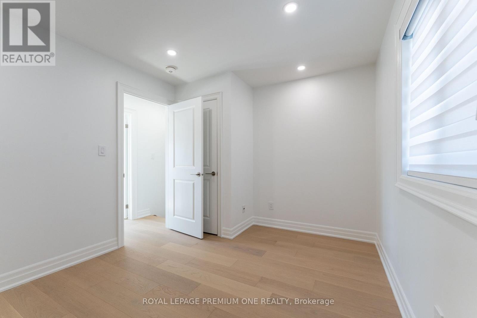 












286 WATERLOO AVENUE

,
Toronto,




Ontario
M3H3Z8

