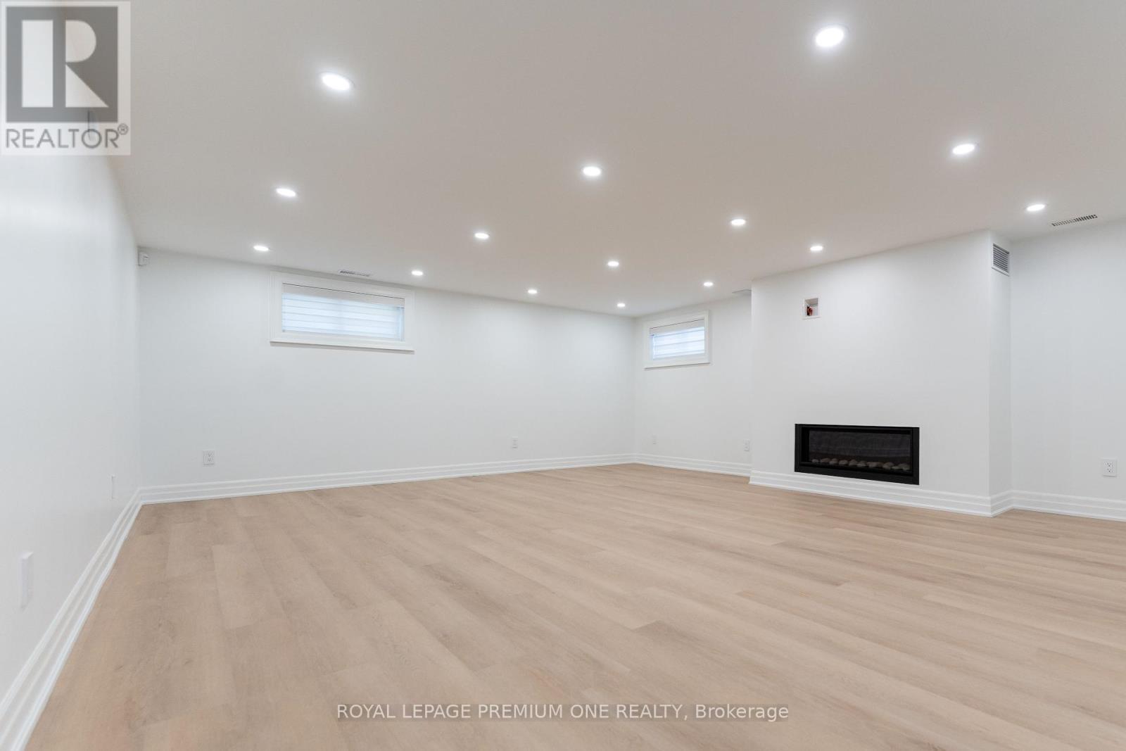 












286 WATERLOO AVENUE

,
Toronto,




Ontario
M3H3Z8


