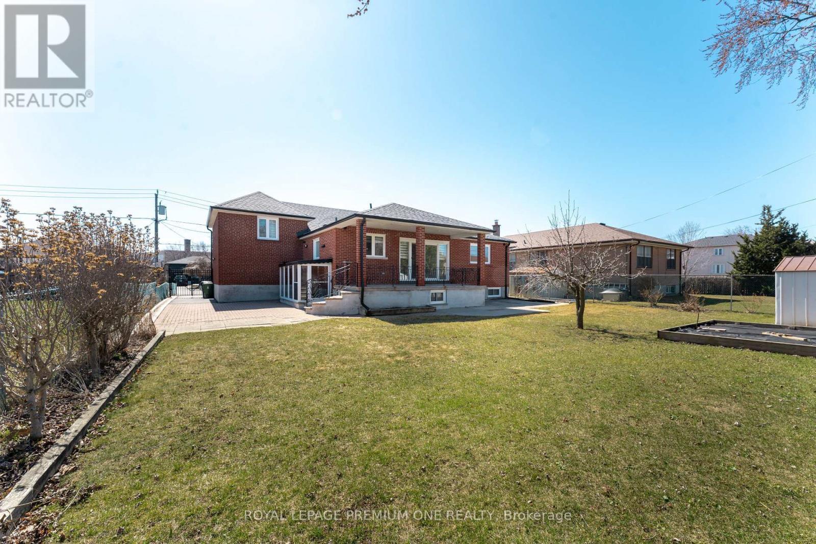 












286 WATERLOO AVENUE

,
Toronto,




Ontario
M3H3Z8


