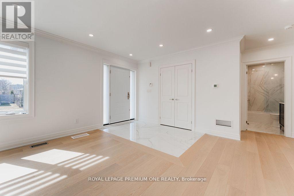 












286 WATERLOO AVENUE

,
Toronto,




Ontario
M3H3Z8

