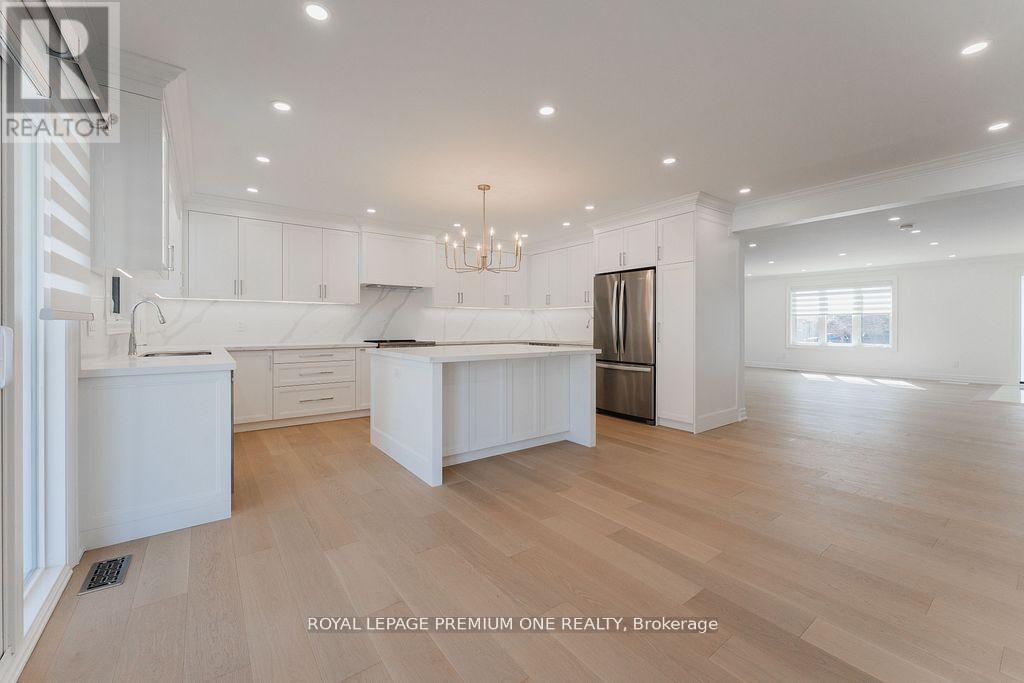 












286 WATERLOO AVENUE

,
Toronto,




Ontario
M3H3Z8

