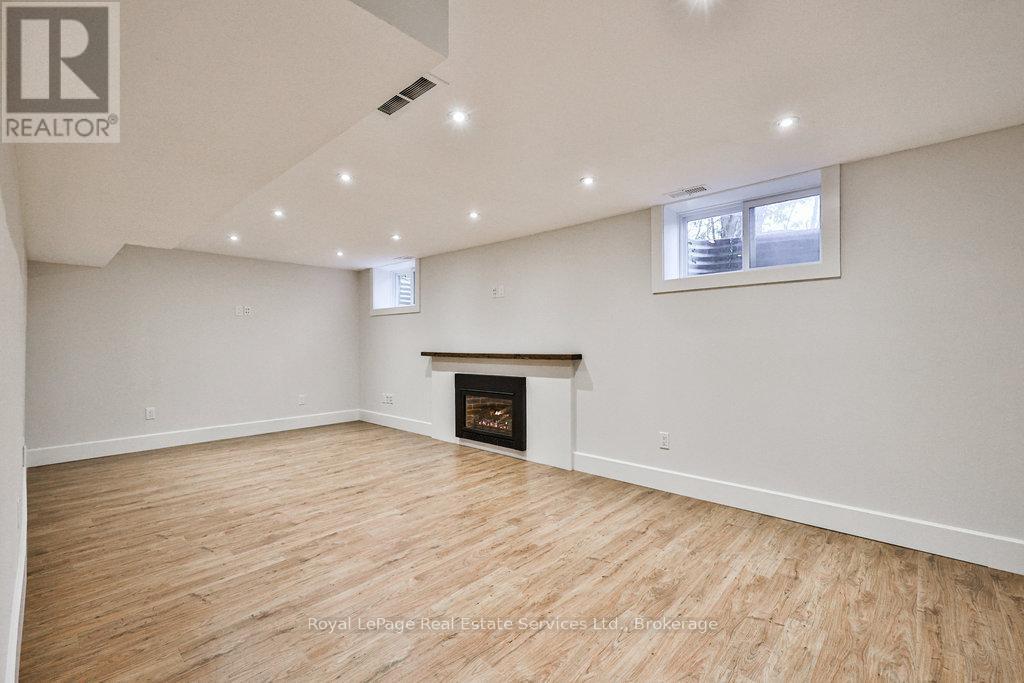 












196 SABEL STREET

,
Oakville (BR Bronte),




Ontario
L6L3V4

