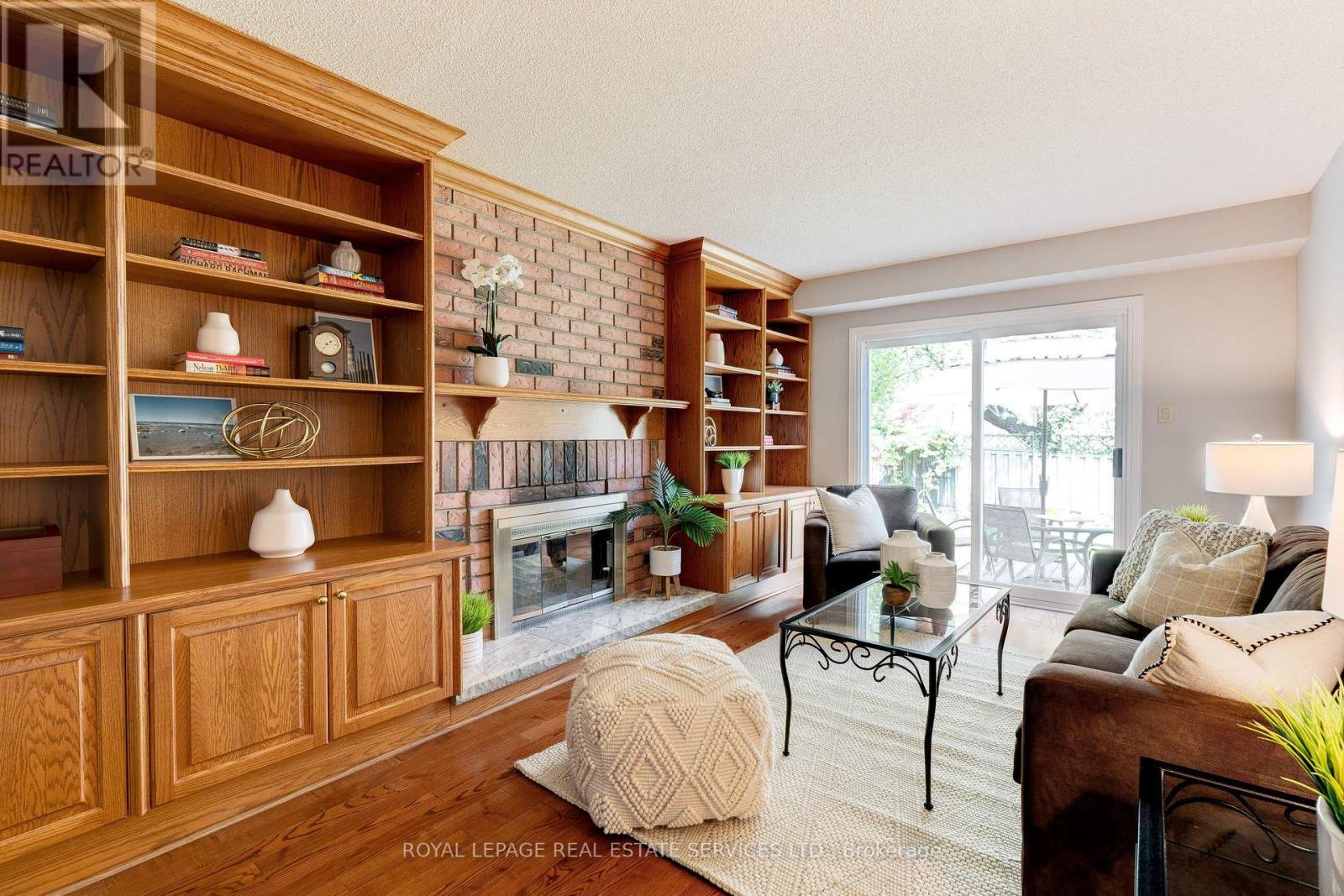 












2053 DEER RUN AVENUE

,
Burlington,




Ontario
L7M2S1

