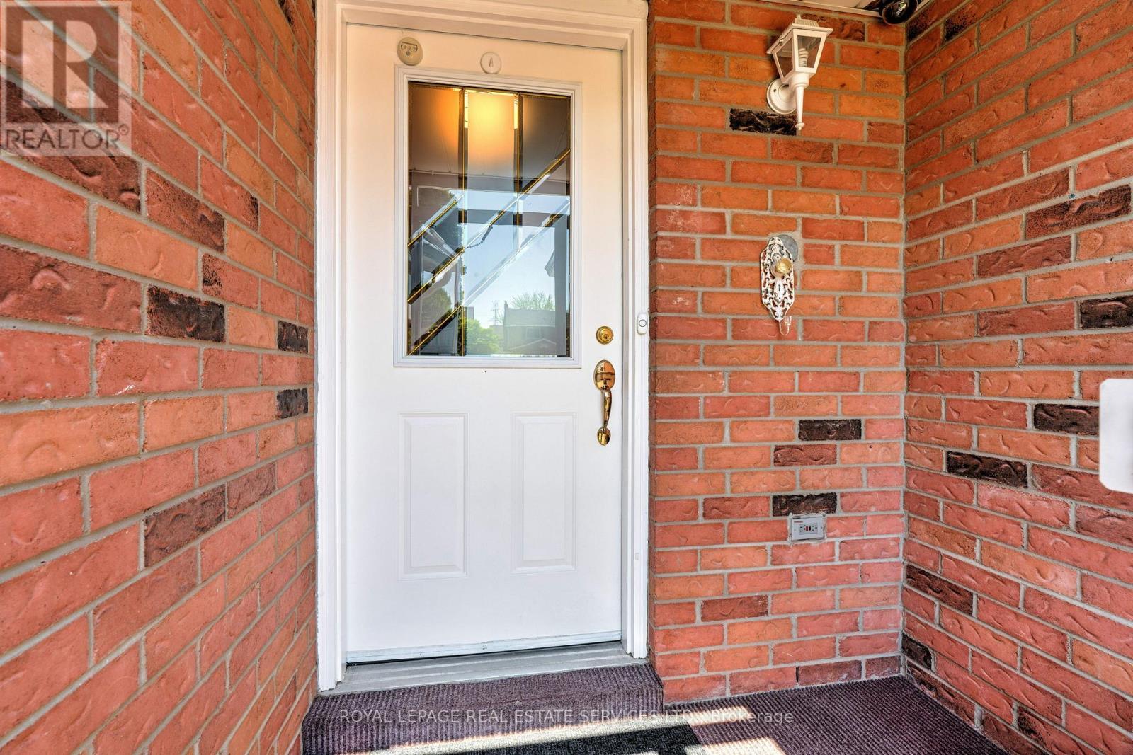 












2053 DEER RUN AVENUE

,
Burlington,




Ontario
L7M2S1

