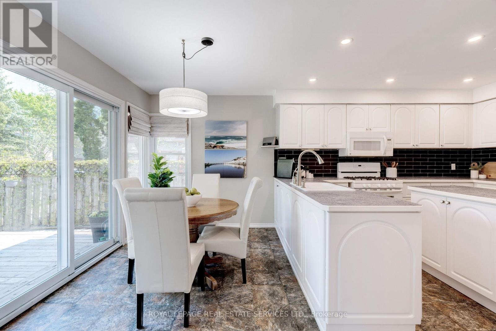 












2053 DEER RUN AVENUE

,
Burlington,




Ontario
L7M2S1

