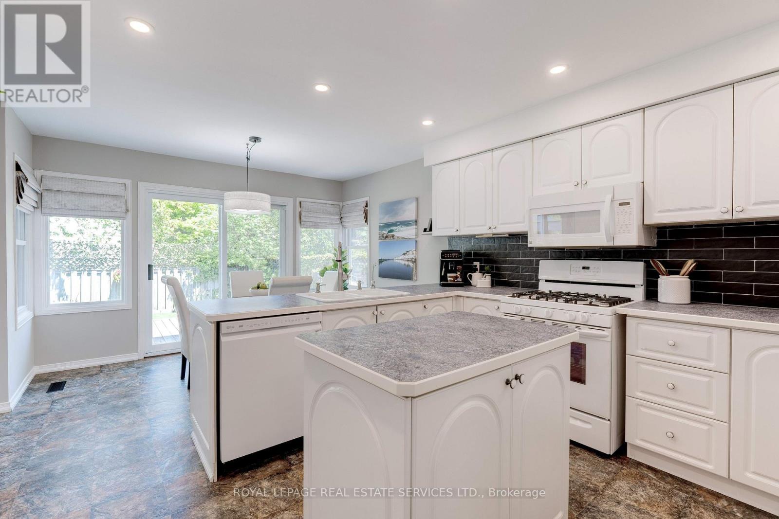 












2053 DEER RUN AVENUE

,
Burlington,




Ontario
L7M2S1

