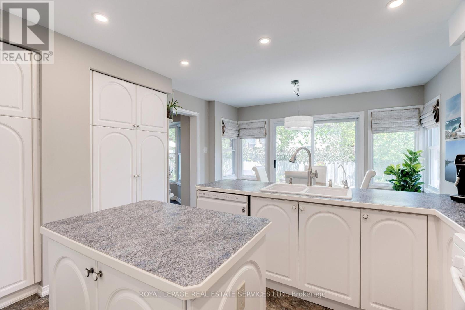 












2053 DEER RUN AVENUE

,
Burlington,




Ontario
L7M2S1

