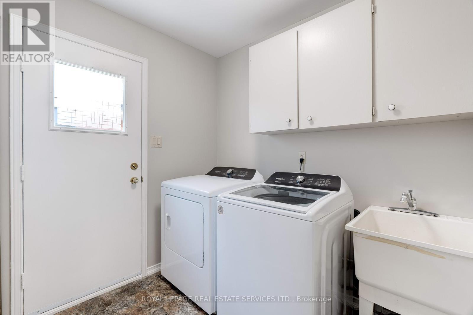 












2053 DEER RUN AVENUE

,
Burlington,




Ontario
L7M2S1

