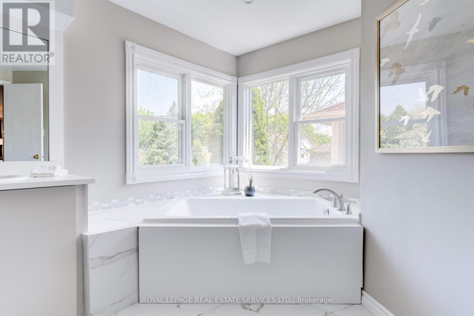 












2053 DEER RUN AVENUE

,
Burlington,




Ontario
L7M2S1

