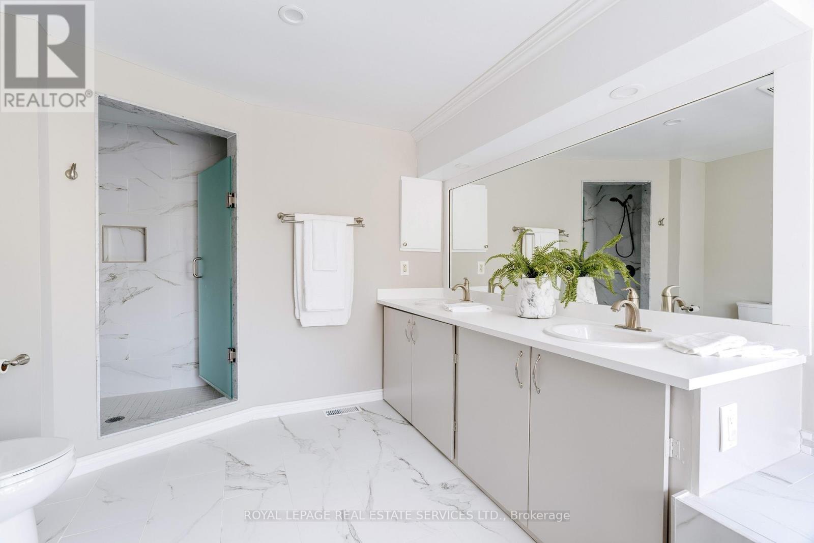 












2053 DEER RUN AVENUE

,
Burlington,




Ontario
L7M2S1

