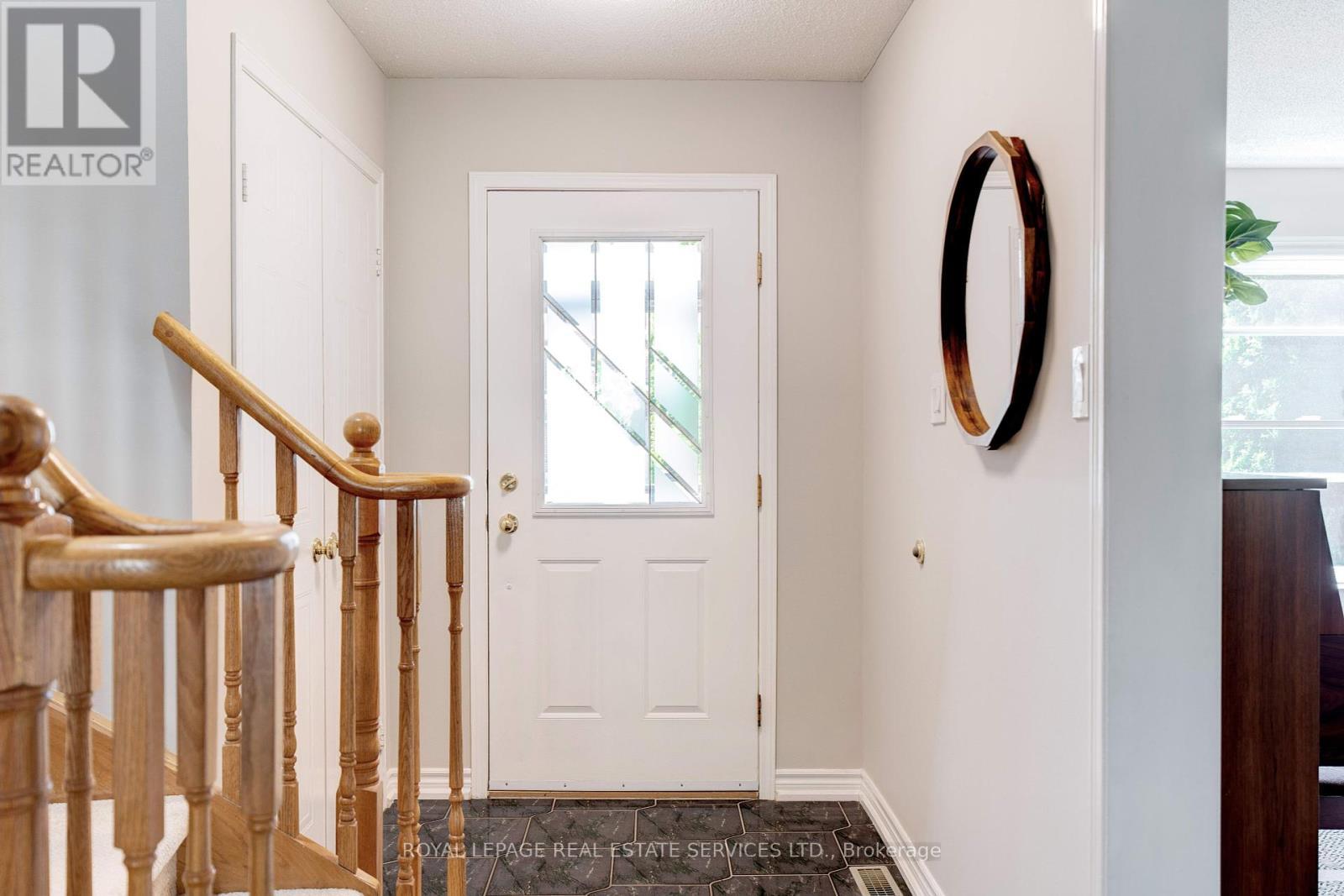 












2053 DEER RUN AVENUE

,
Burlington,




Ontario
L7M2S1

