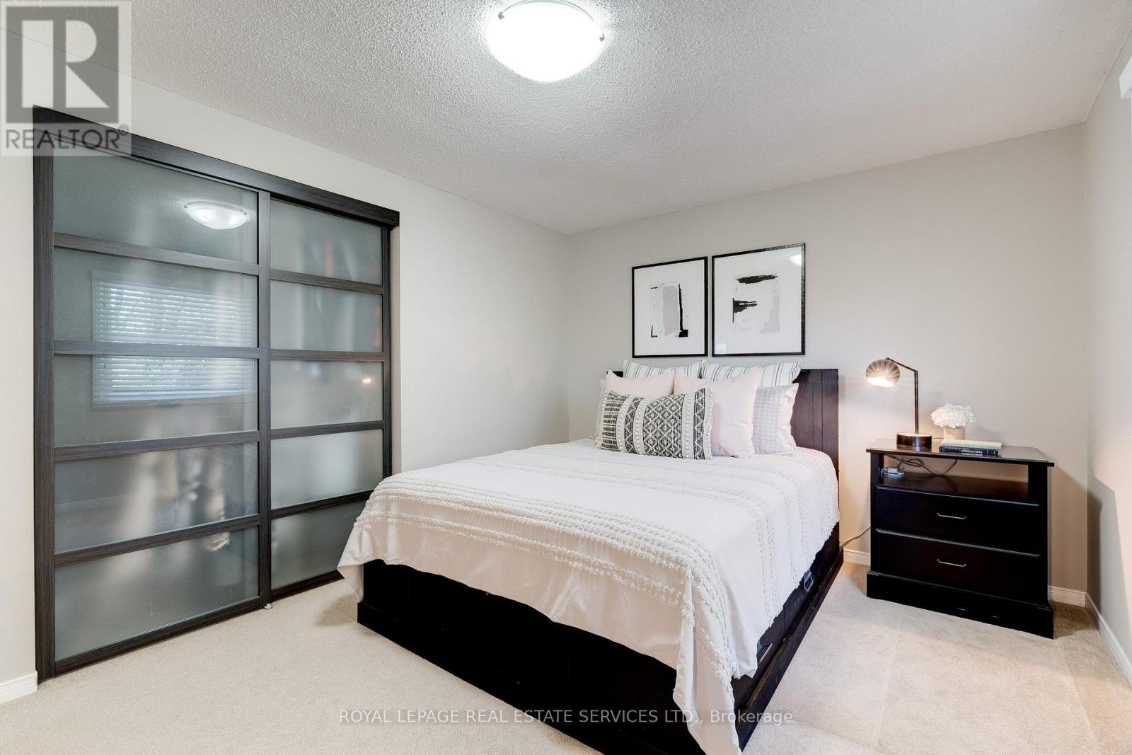












2053 DEER RUN AVENUE

,
Burlington,




Ontario
L7M2S1

