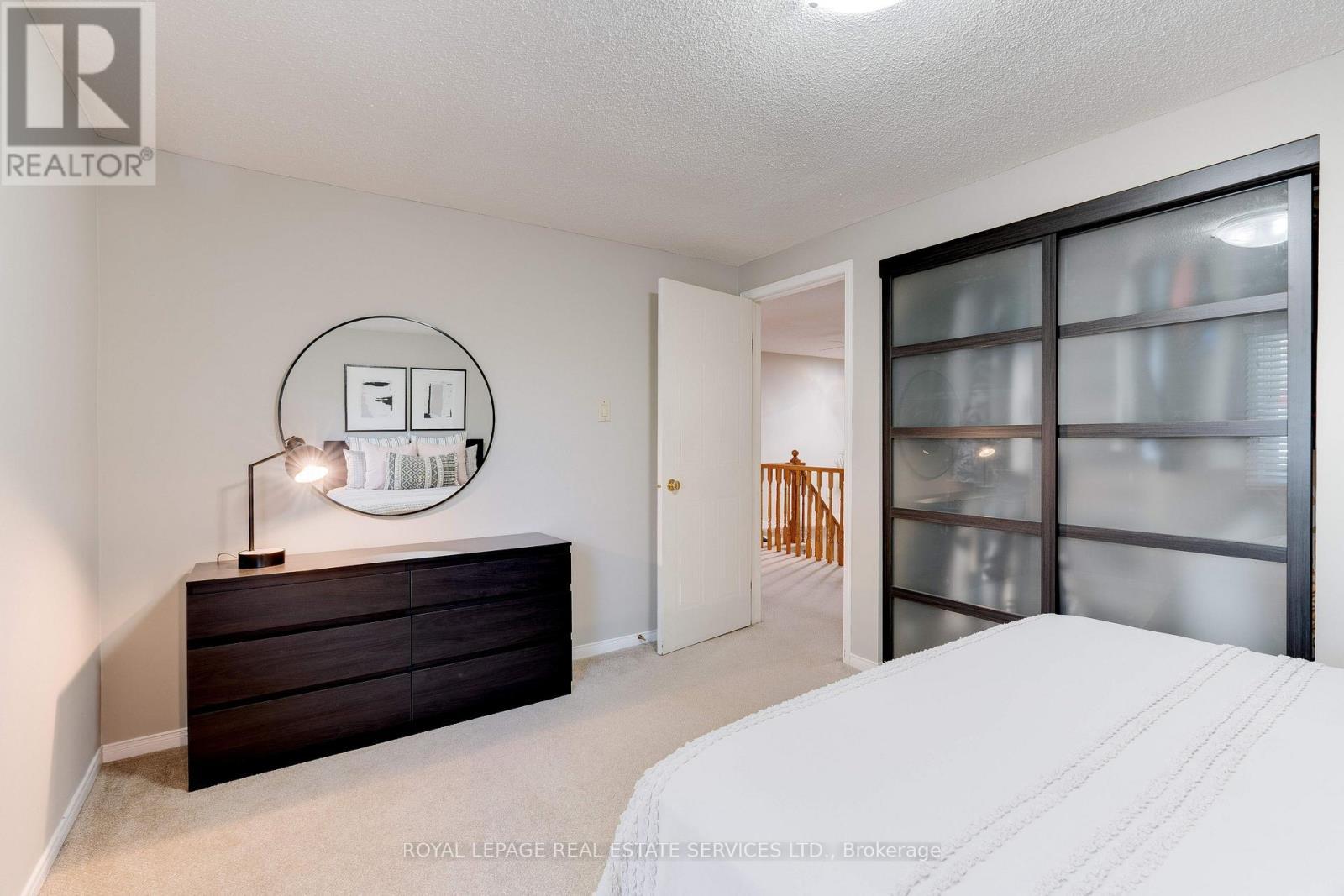 












2053 DEER RUN AVENUE

,
Burlington,




Ontario
L7M2S1


