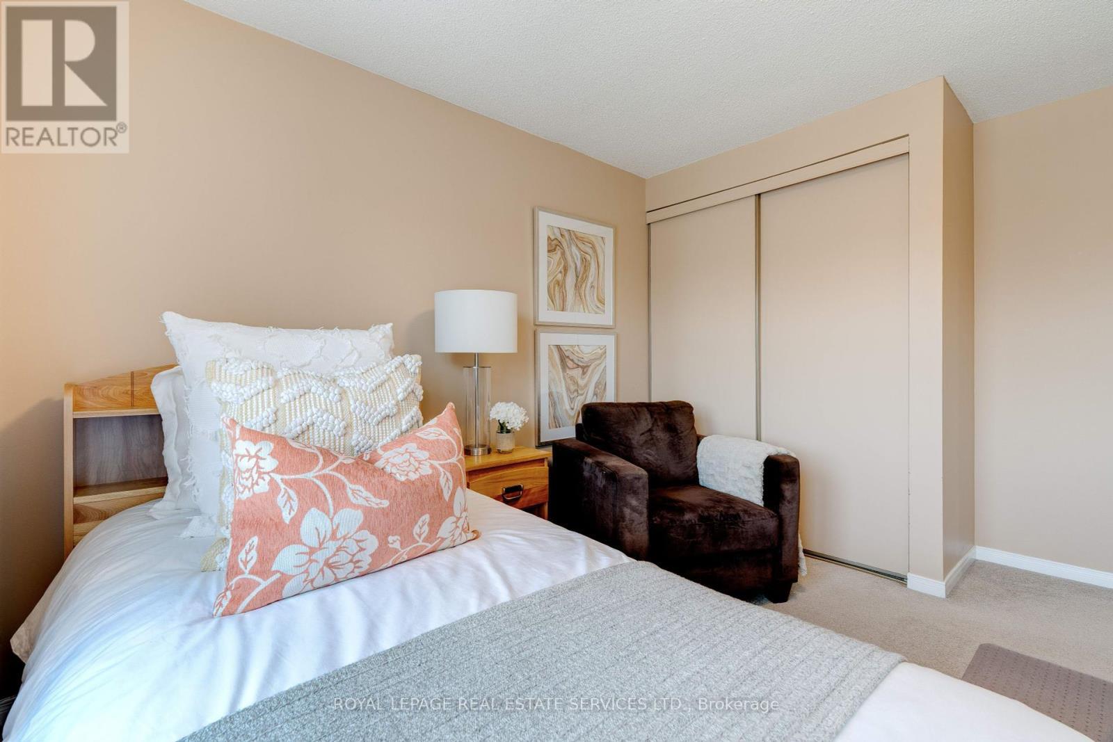 












2053 DEER RUN AVENUE

,
Burlington,




Ontario
L7M2S1

