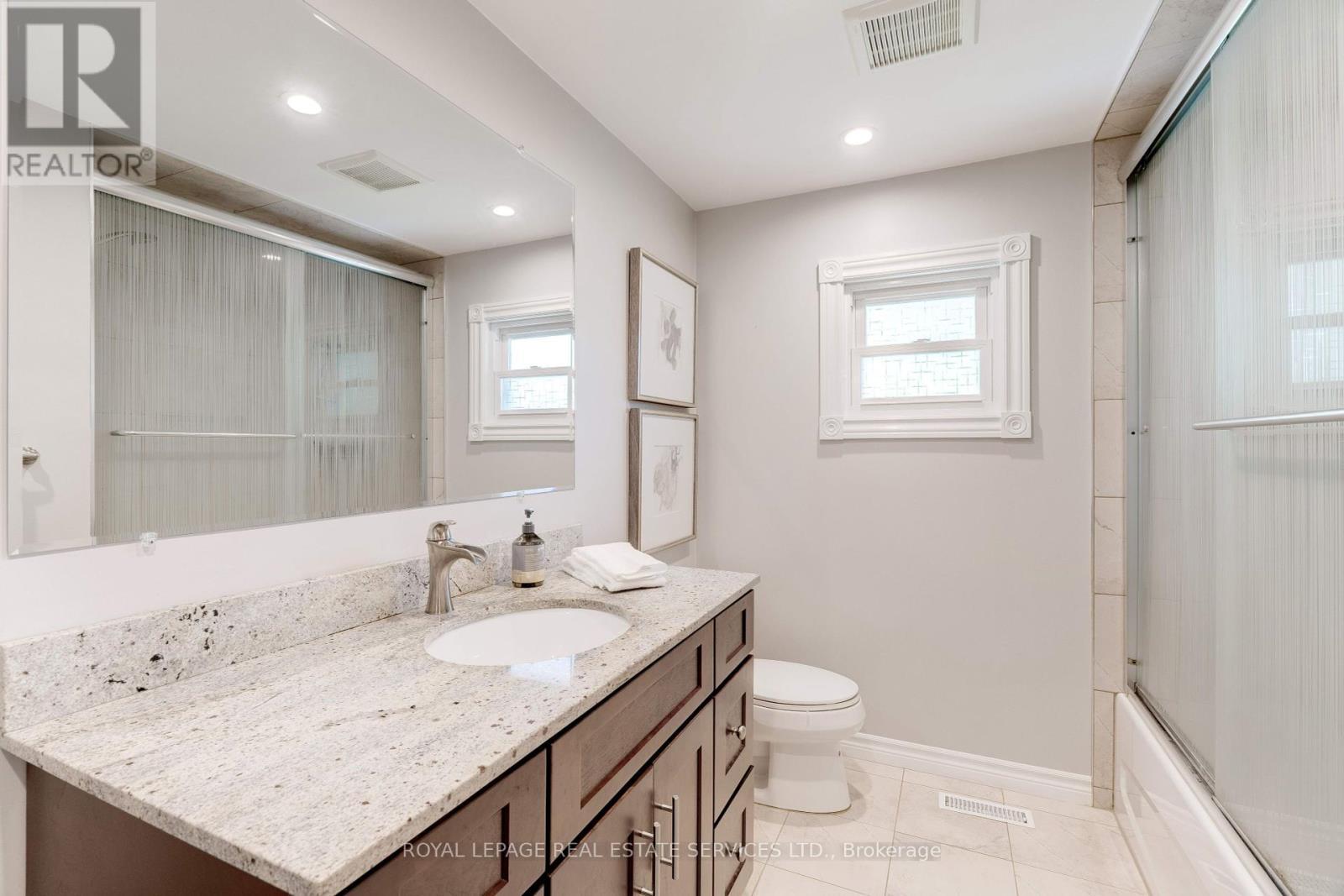 












2053 DEER RUN AVENUE

,
Burlington,




Ontario
L7M2S1

