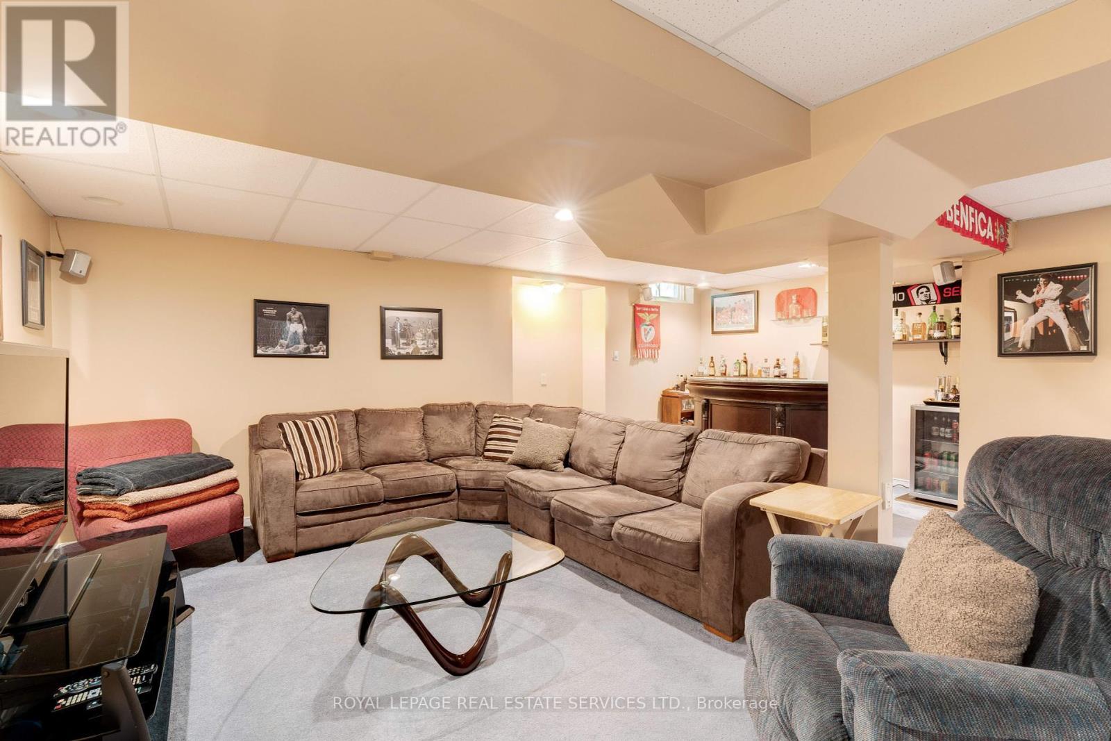 












2053 DEER RUN AVENUE

,
Burlington,




Ontario
L7M2S1

