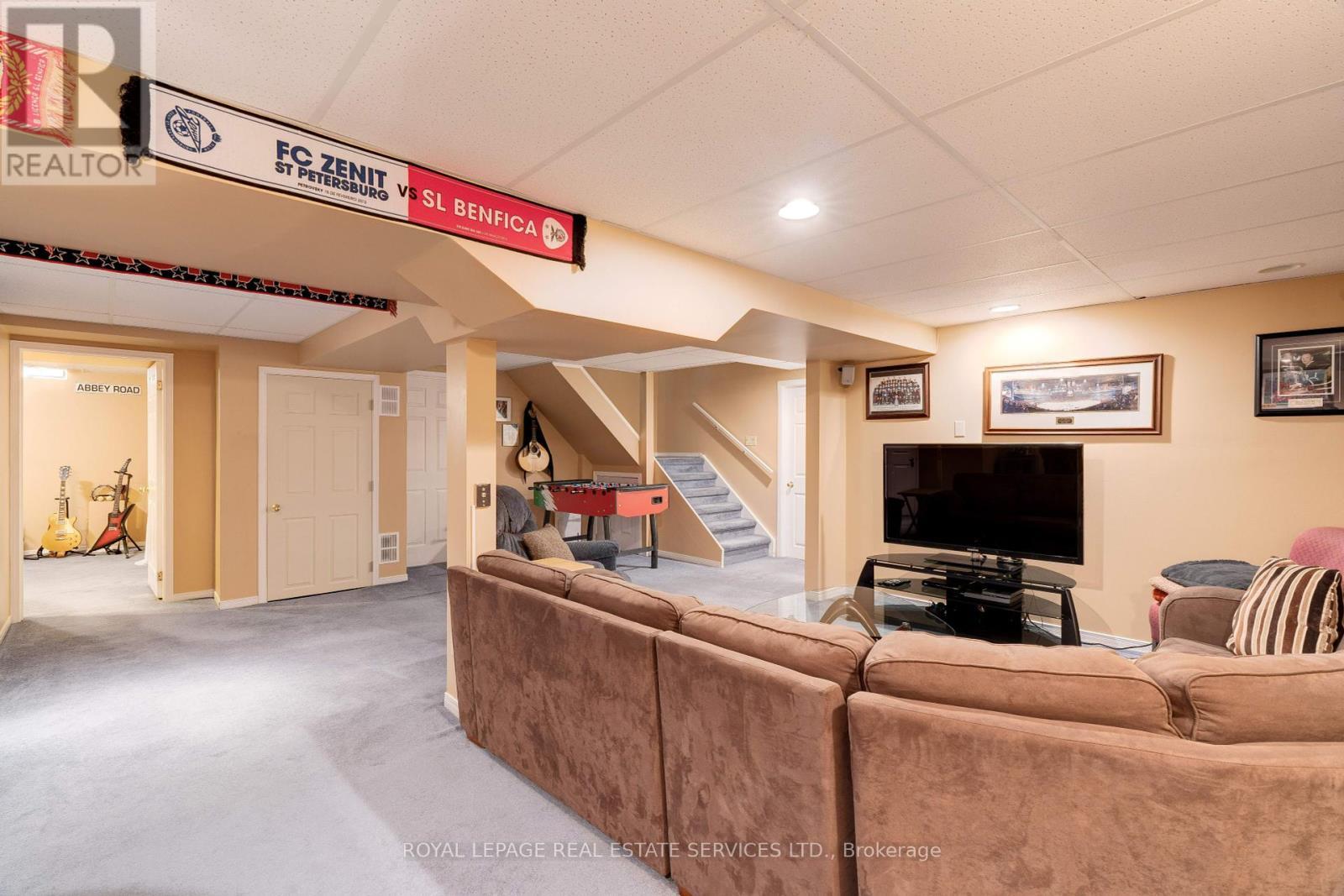 












2053 DEER RUN AVENUE

,
Burlington,




Ontario
L7M2S1


