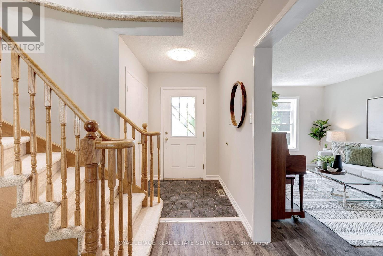 












2053 DEER RUN AVENUE

,
Burlington,




Ontario
L7M2S1

