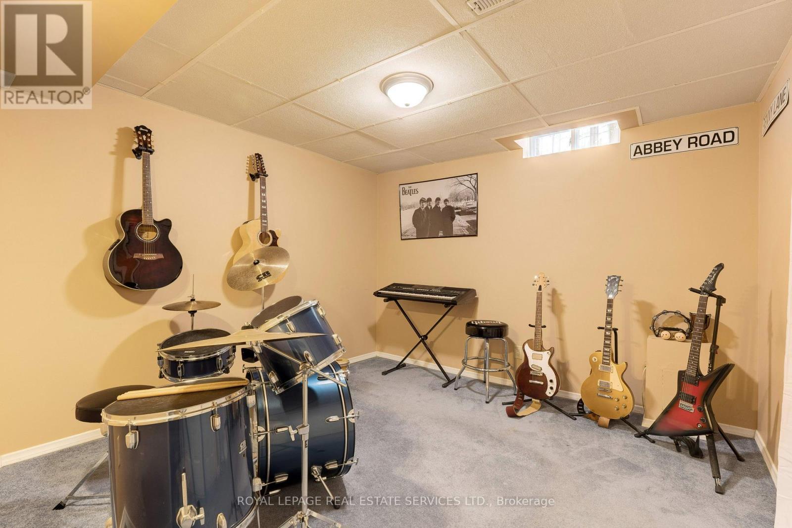 












2053 DEER RUN AVENUE

,
Burlington,




Ontario
L7M2S1

