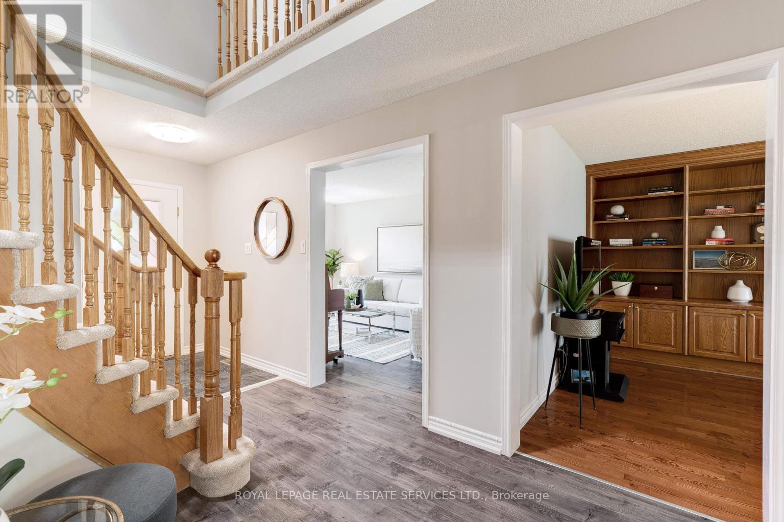 












2053 DEER RUN AVENUE

,
Burlington,




Ontario
L7M2S1

