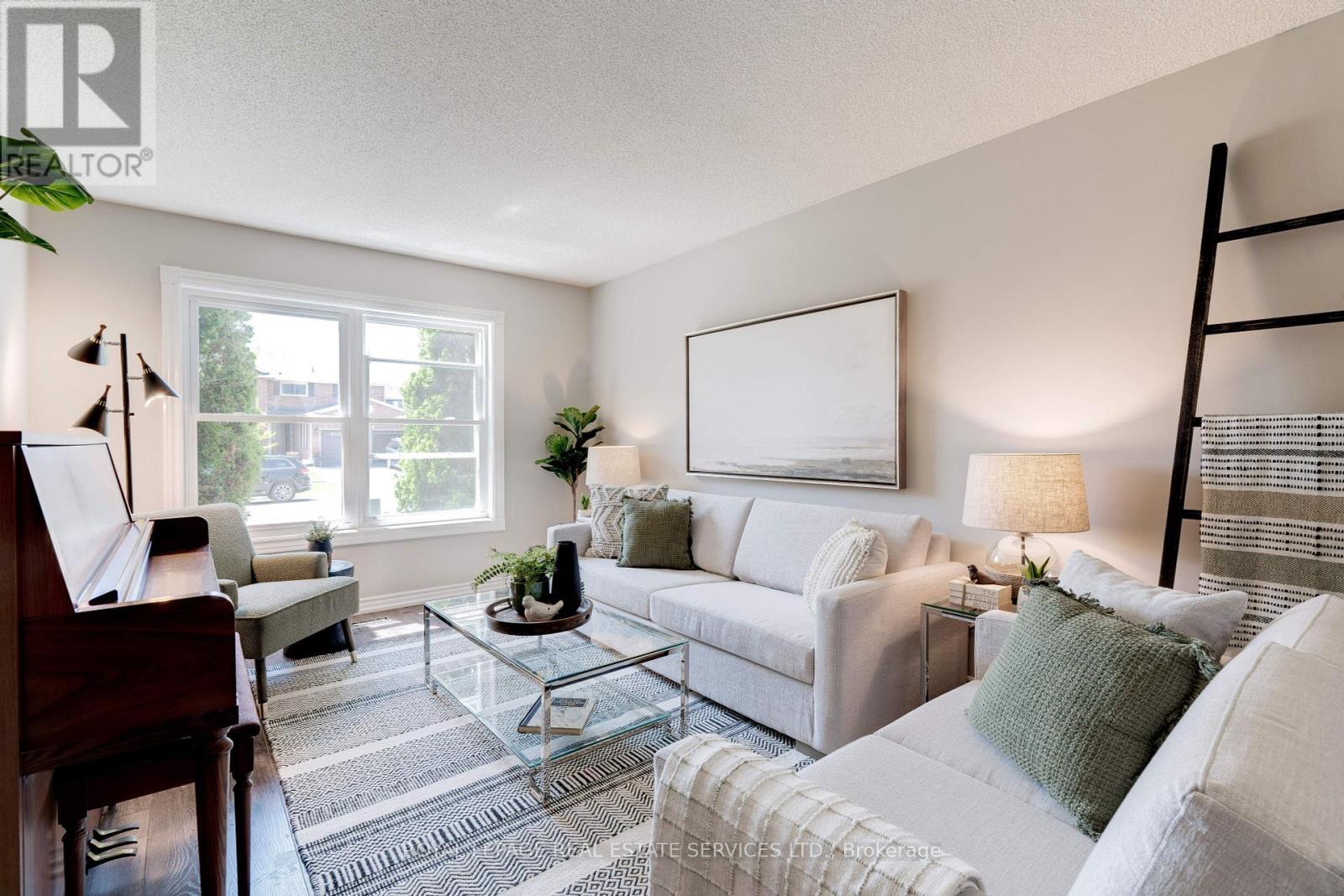 












2053 DEER RUN AVENUE

,
Burlington,




Ontario
L7M2S1

