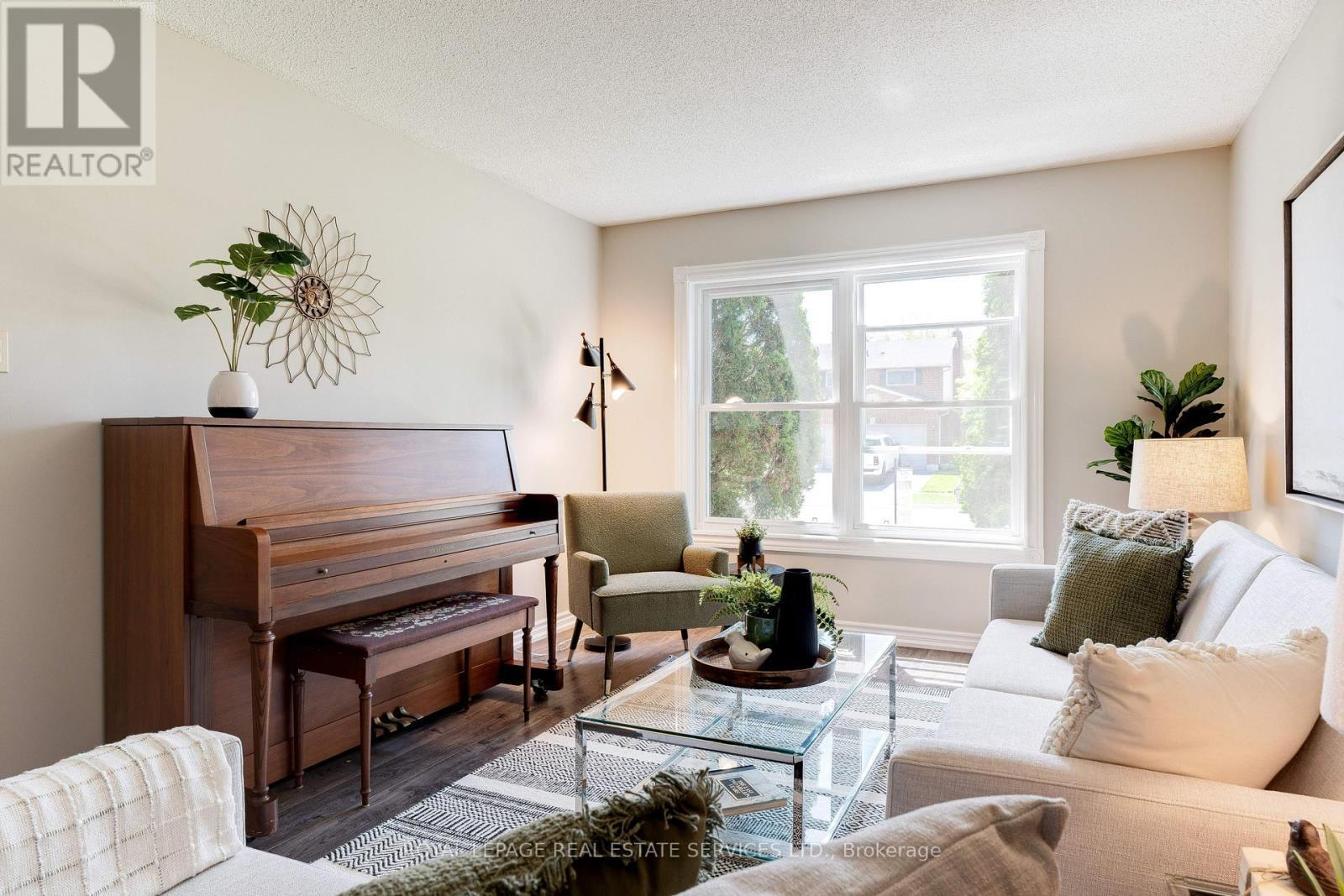 












2053 DEER RUN AVENUE

,
Burlington,




Ontario
L7M2S1


