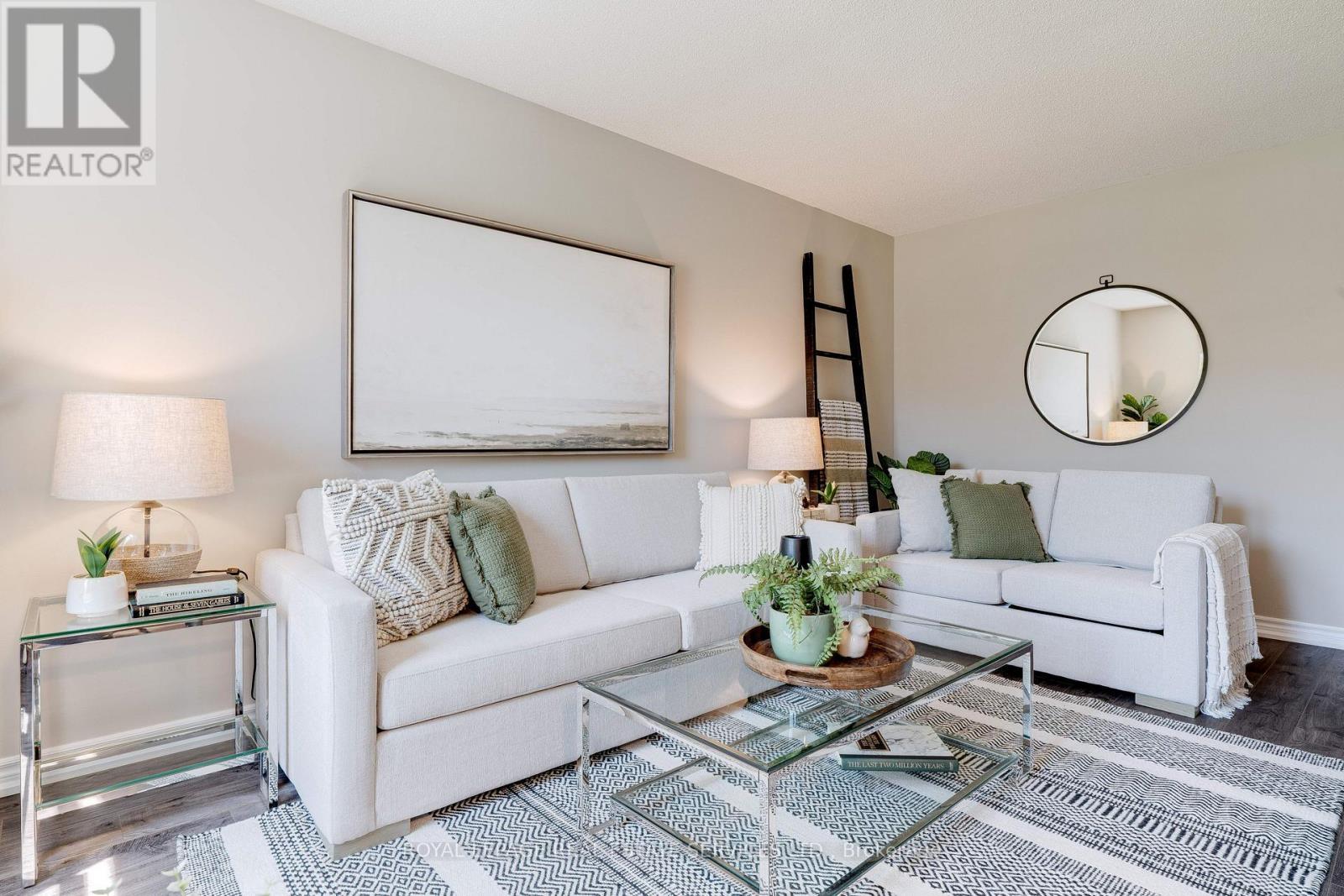 












2053 DEER RUN AVENUE

,
Burlington,




Ontario
L7M2S1

