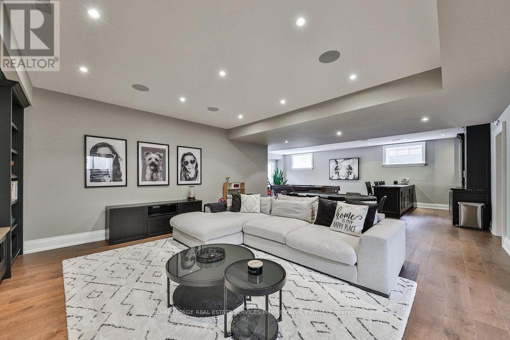 












1257 TECUMSEH PARK DRIVE

,
Mississauga,




Ontario
L5H2W5

