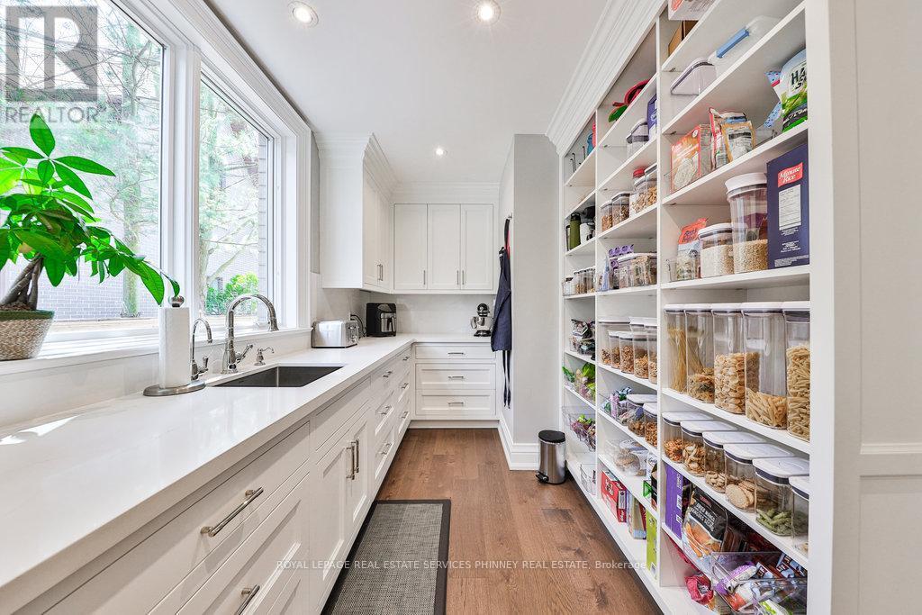 












1257 TECUMSEH PARK DRIVE

,
Mississauga,




Ontario
L5H2W5

