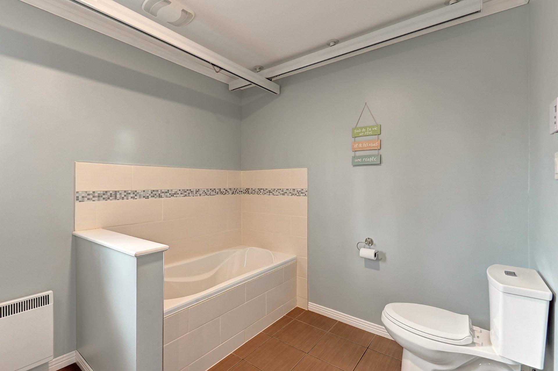 









235


Rue Jacques

,
Sherbrooke (Fleurimont),




QC
J1G5E2

