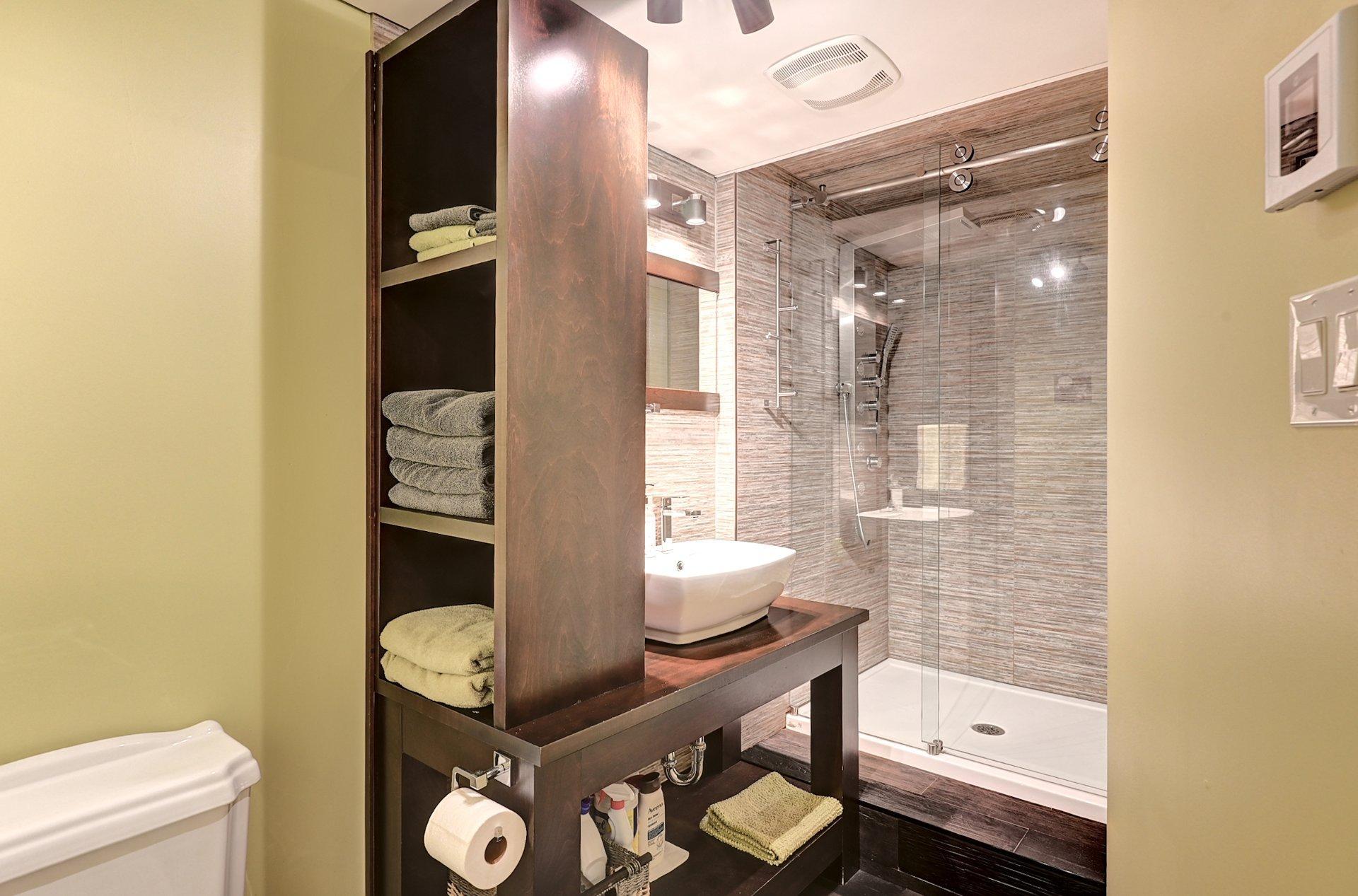









235


Rue Jacques

,
Sherbrooke (Fleurimont),




QC
J1G5E2

