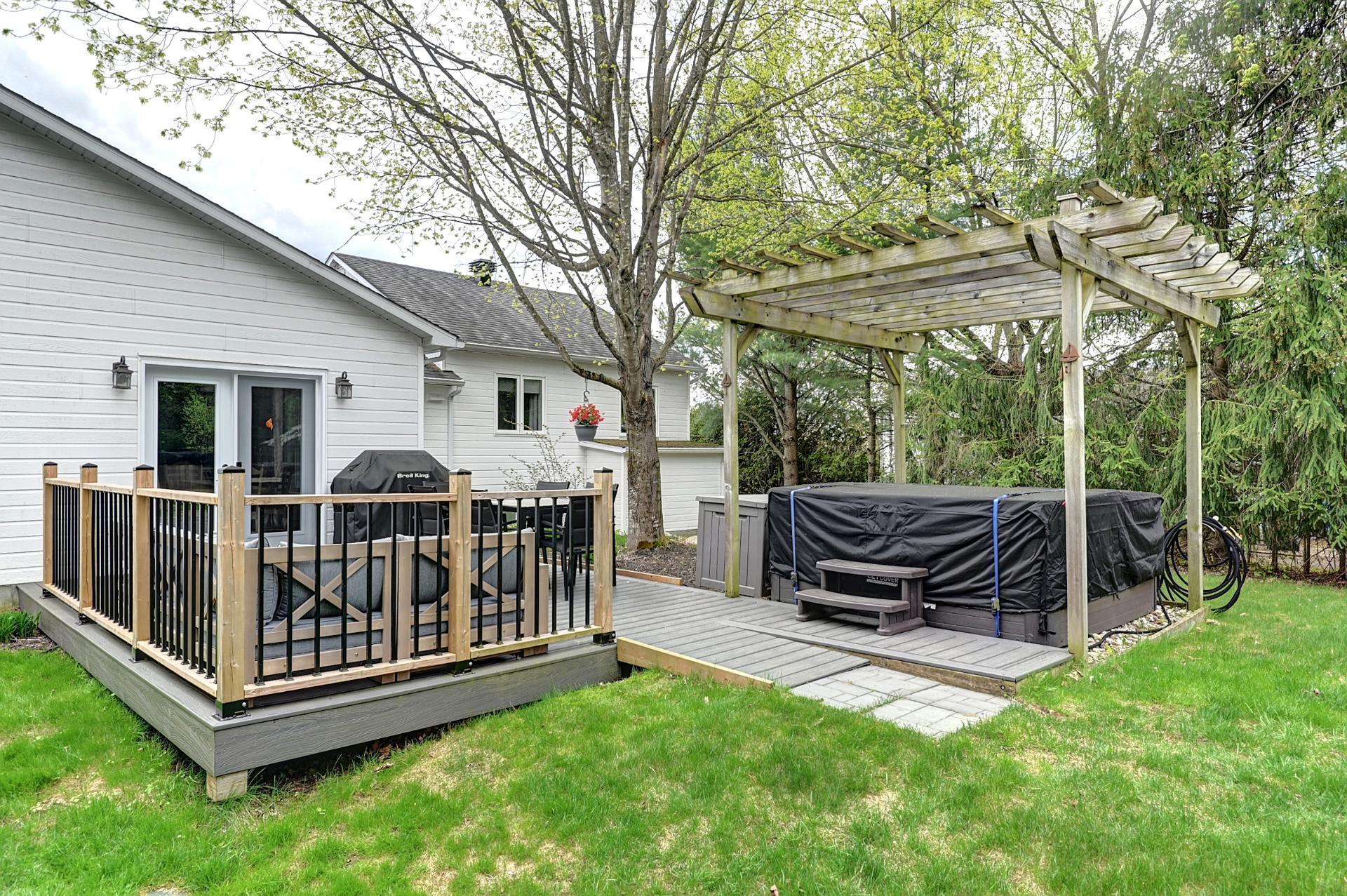 









235


Rue Jacques

,
Sherbrooke (Fleurimont),




QC
J1G5E2

