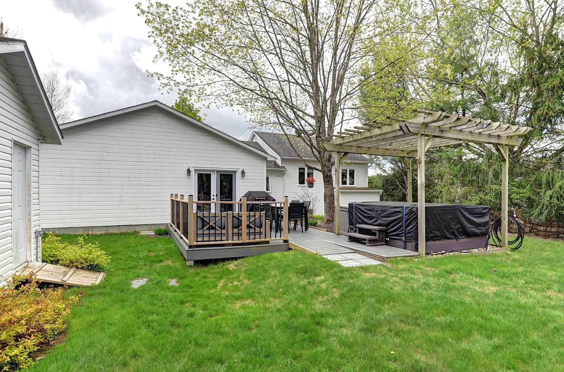 









235


Rue Jacques

,
Sherbrooke (Fleurimont),




QC
J1G5E2

