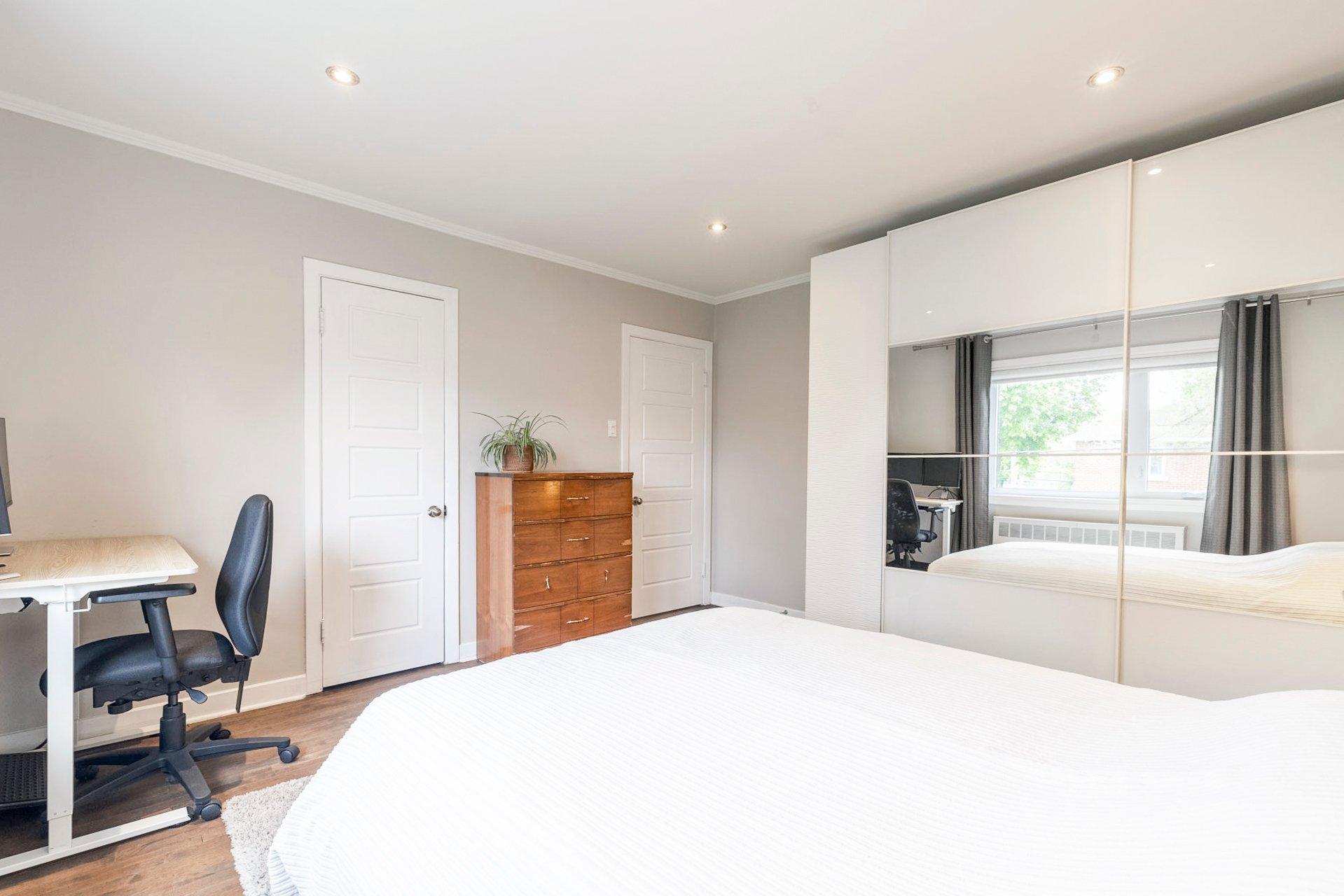 









340


Rue Marlatt

,
Montréal (Saint-Laurent),




QC
H4M2G9

