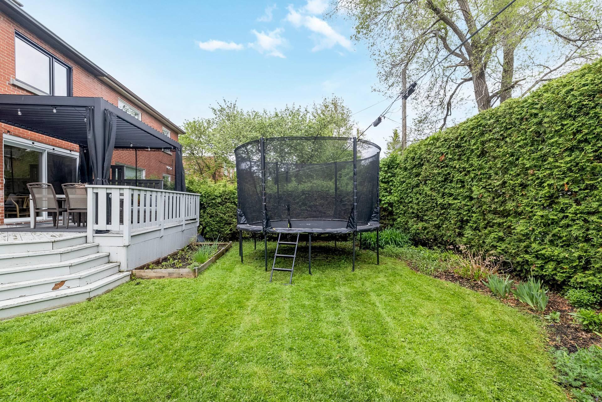 









340


Rue Marlatt

,
Montréal (Saint-Laurent),




QC
H4M2G9


