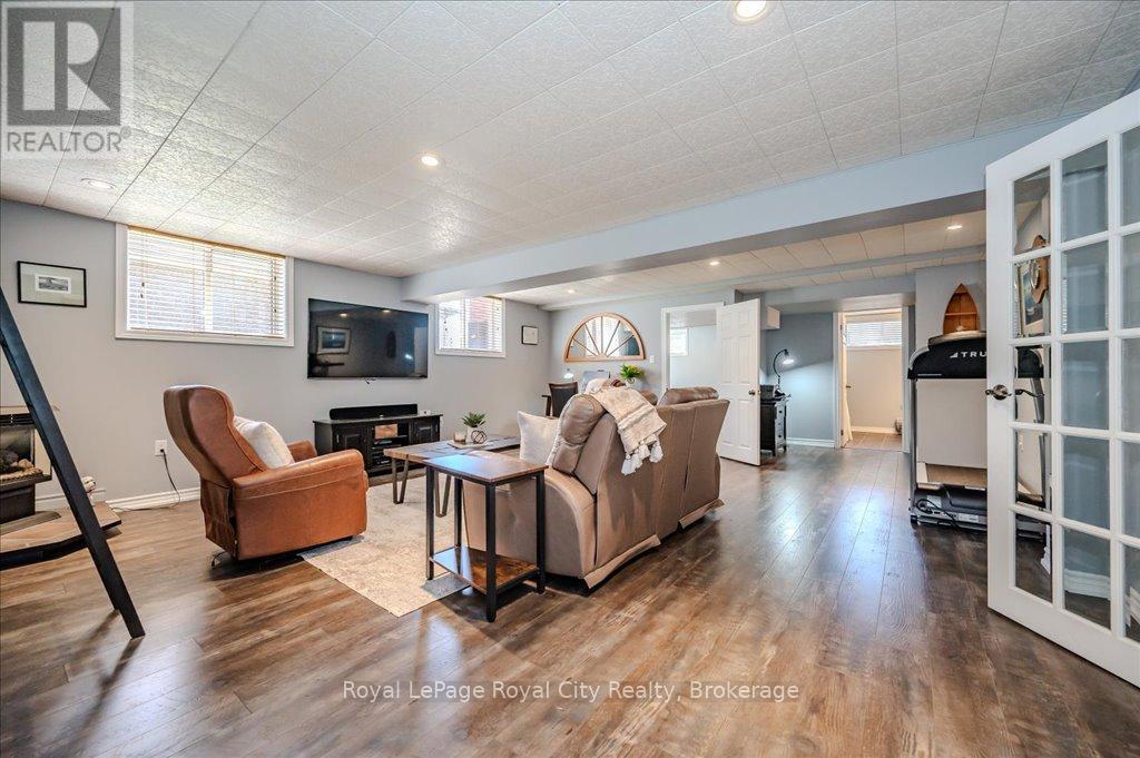 












953 ST DAVID STREET N

,
Centre Wellington (Fergus),




Ontario
N1M2W3

