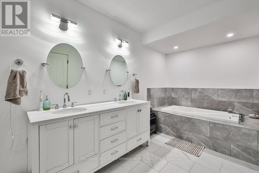 












1068 XAVIER STREET

,
Gravenhurst,




Ontario
P0E1G0

