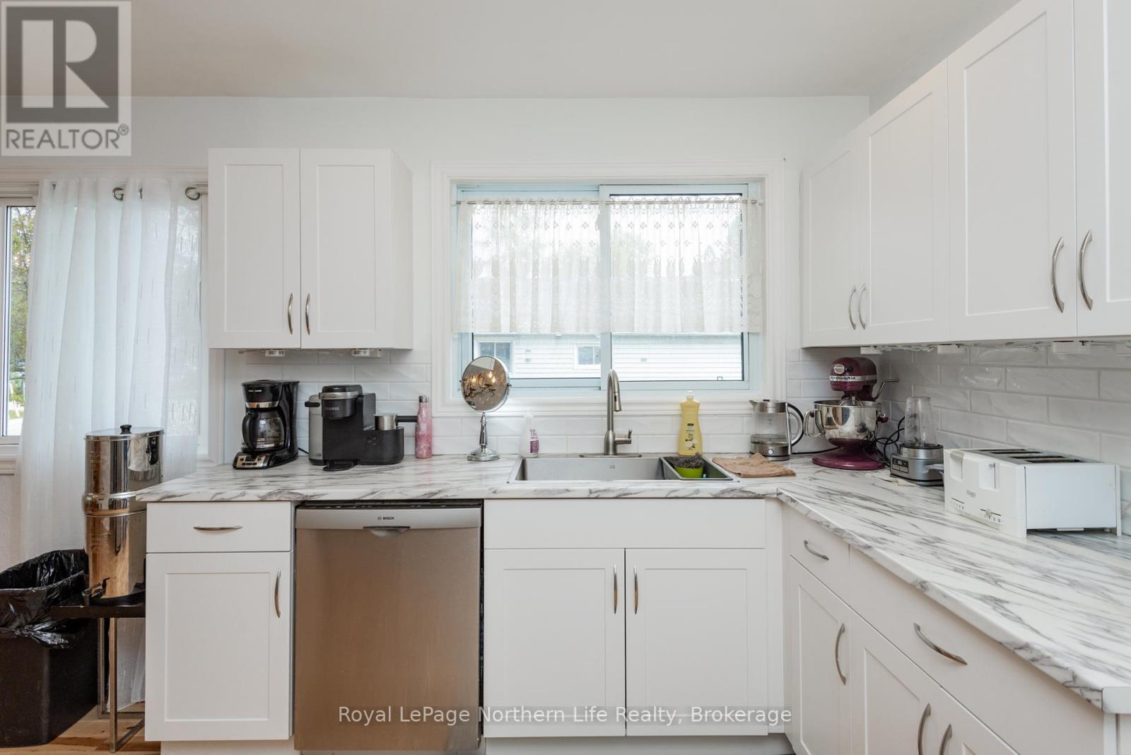 












20 MACDONALD AVENUE W

,
North Bay (Ferris),




Ontario
P1A1G4

