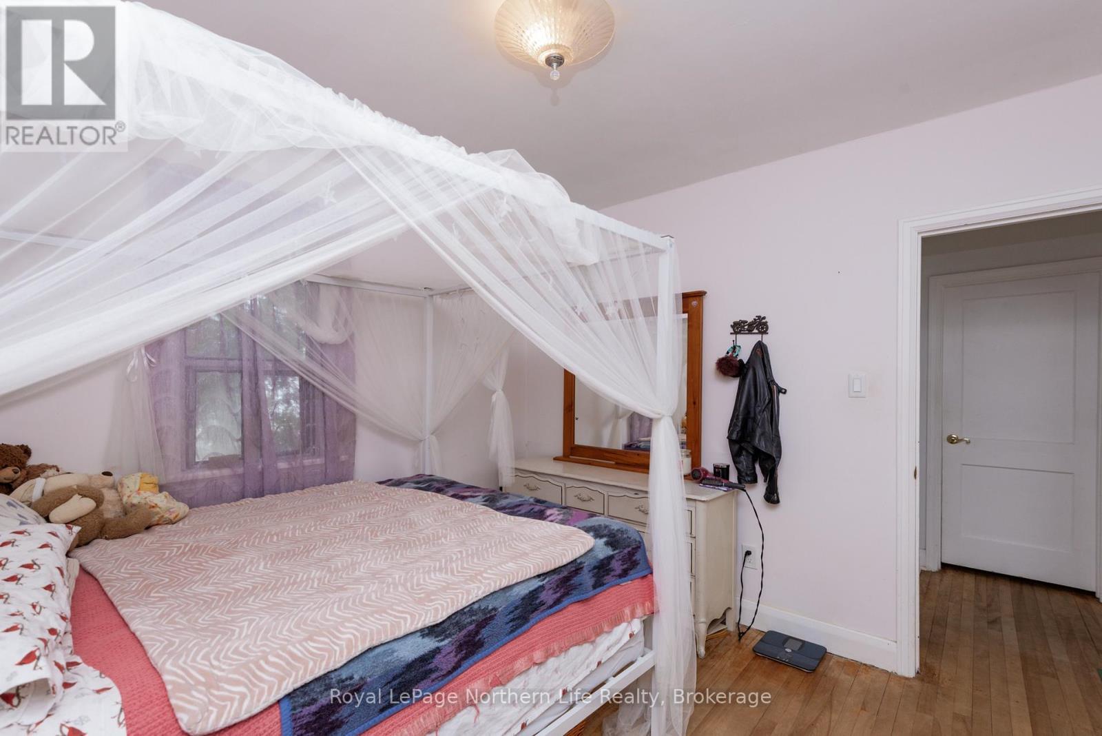 












20 MACDONALD AVENUE W

,
North Bay (Ferris),




Ontario
P1A1G4

