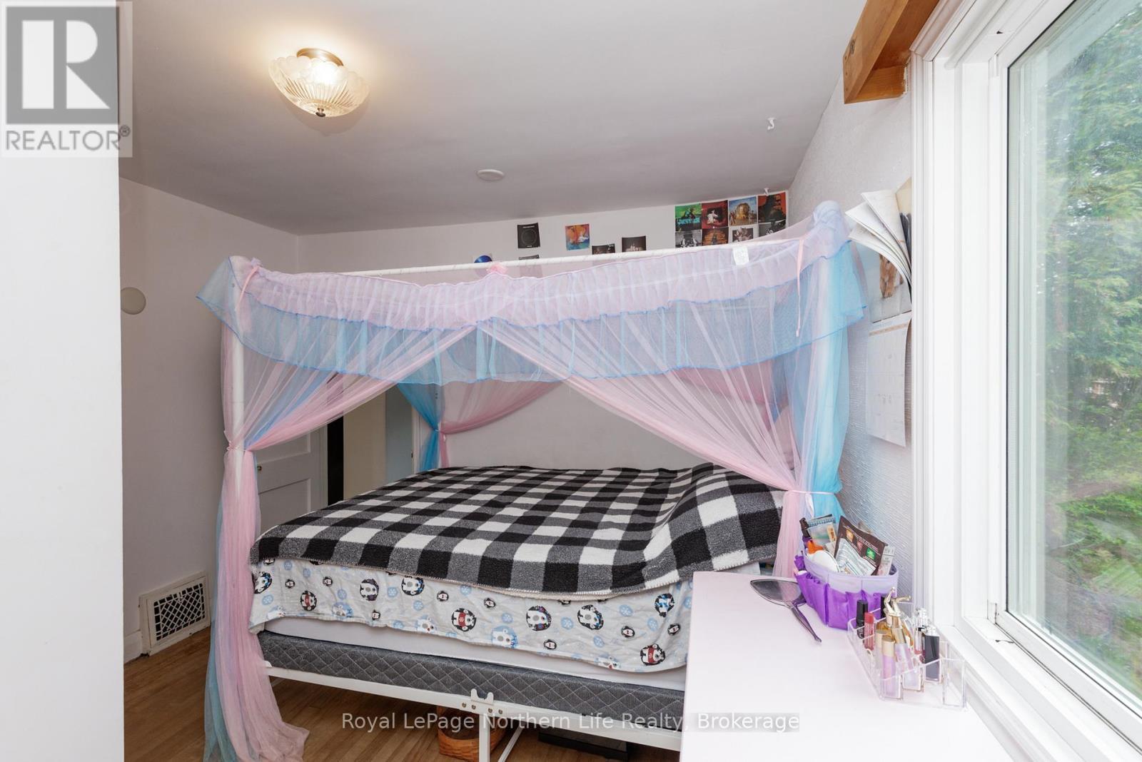 












20 MACDONALD AVENUE W

,
North Bay (Ferris),




Ontario
P1A1G4

