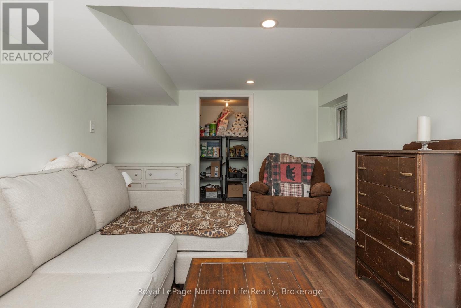












20 MACDONALD AVENUE W

,
North Bay (Ferris),




Ontario
P1A1G4

