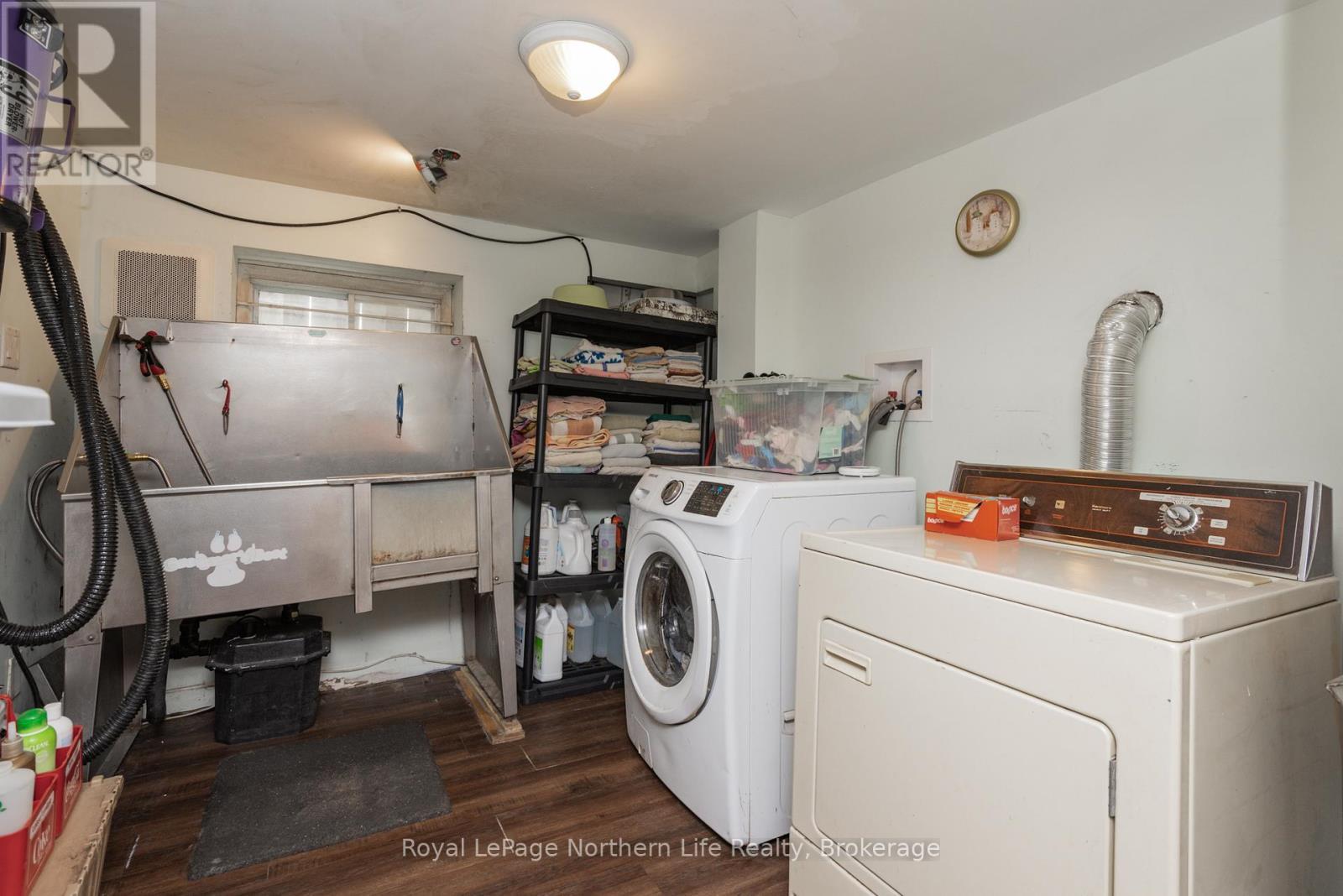 












20 MACDONALD AVENUE W

,
North Bay (Ferris),




Ontario
P1A1G4

