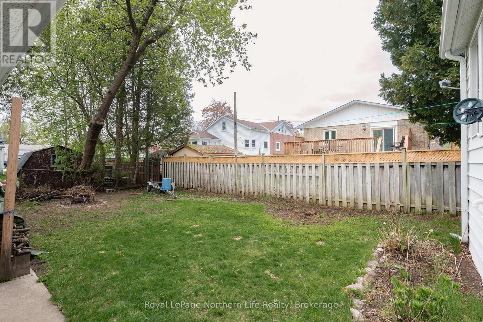 












20 MACDONALD AVENUE W

,
North Bay (Ferris),




Ontario
P1A1G4

