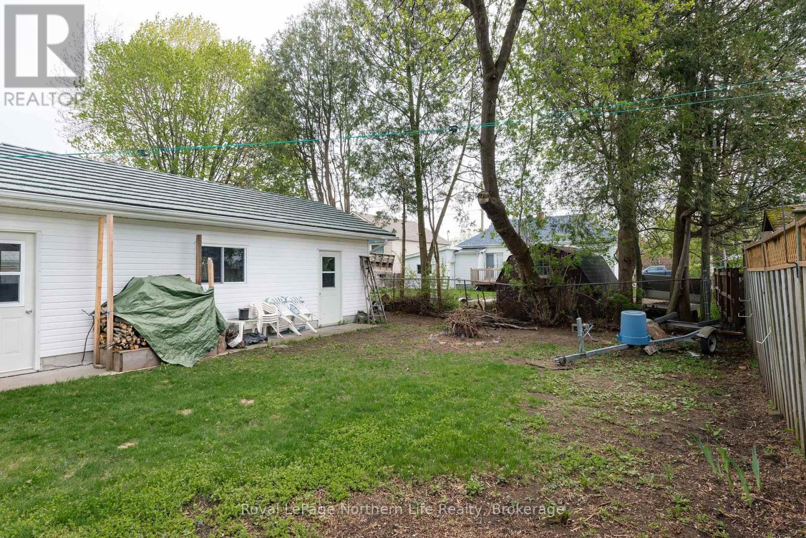 












20 MACDONALD AVENUE W

,
North Bay (Ferris),




Ontario
P1A1G4

